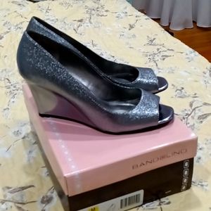 Bandolino metallic wedges